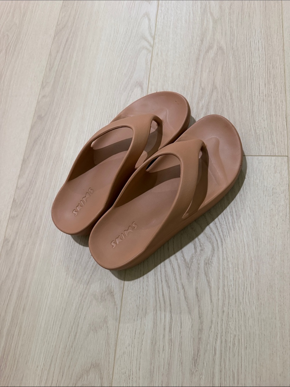 SKIMS Women’s Sandal Flip Flops in Tan Brown